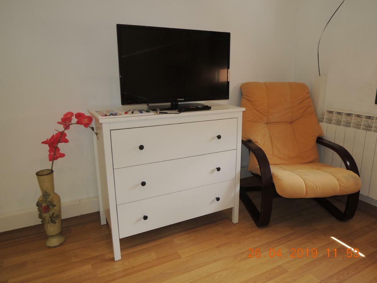 Apartament Jasmine Apartment Besalu Exterior photo